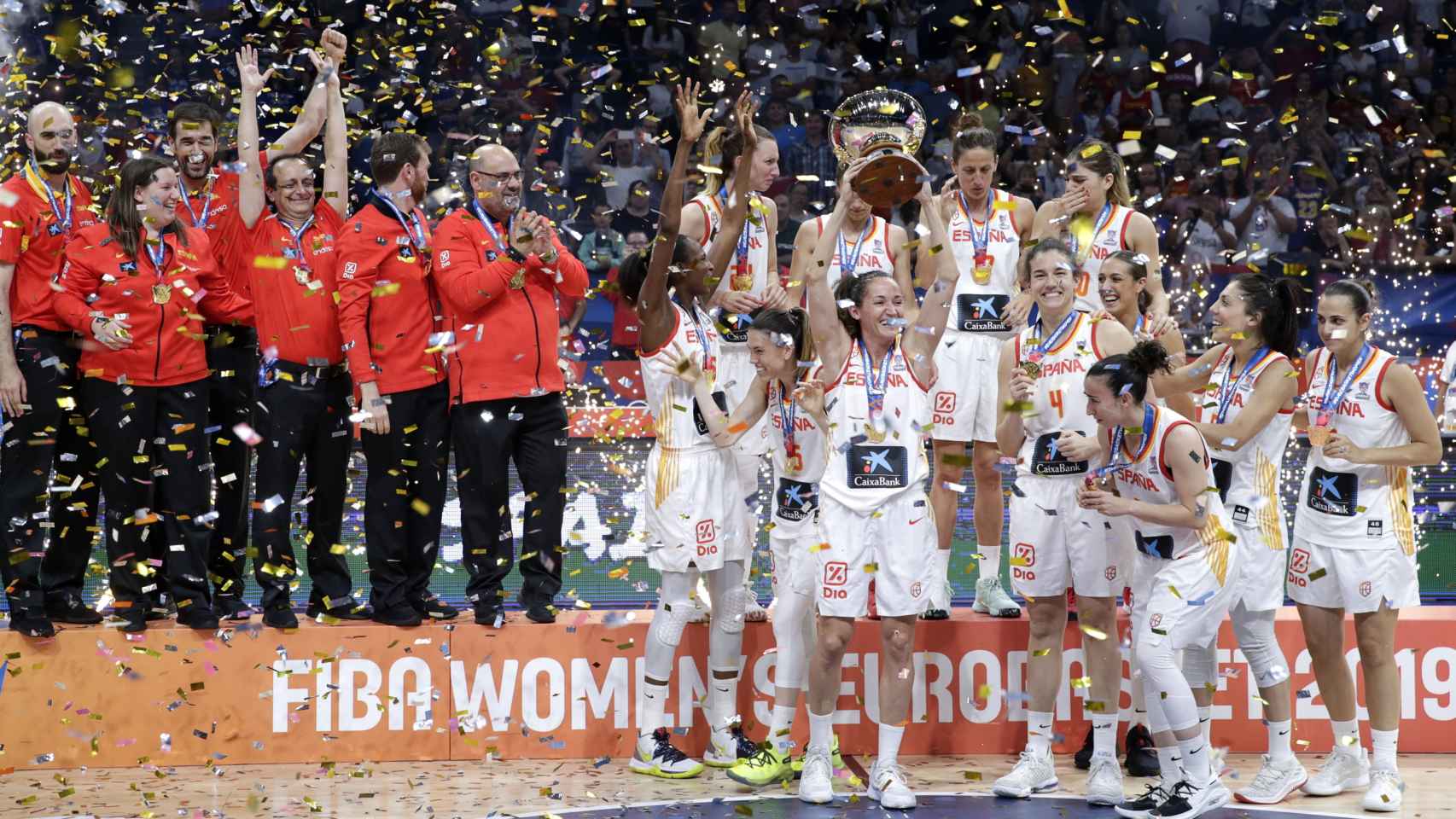 La selección española de baloncesto femenino celebra su triunfo en el Europeo / EFE