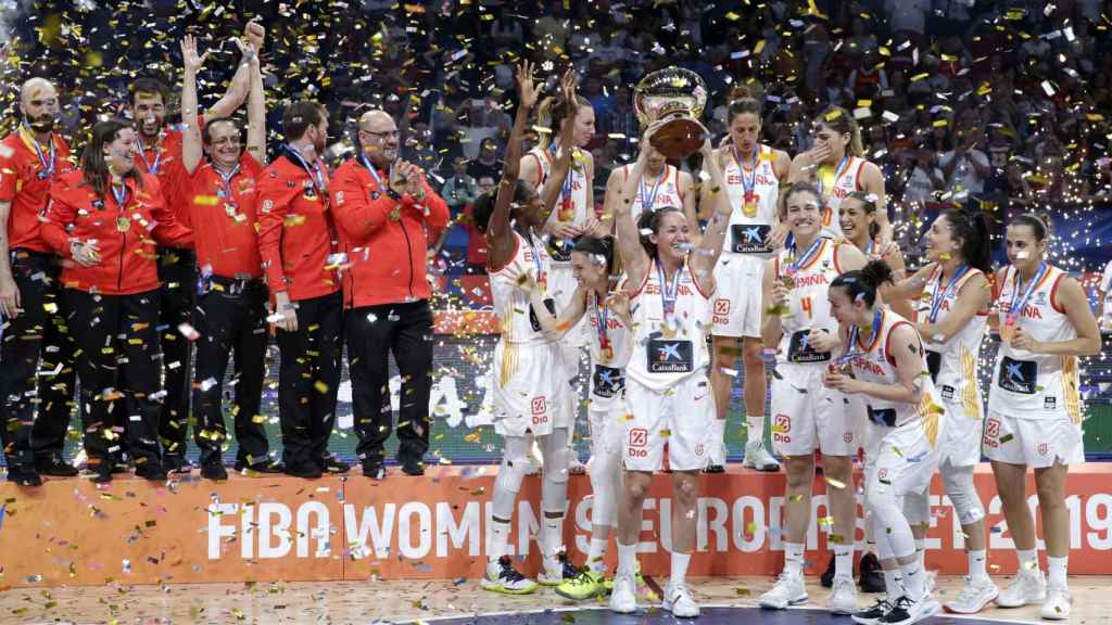 La selección española de baloncesto femenino celebra su triunfo en el Europeo / EFE