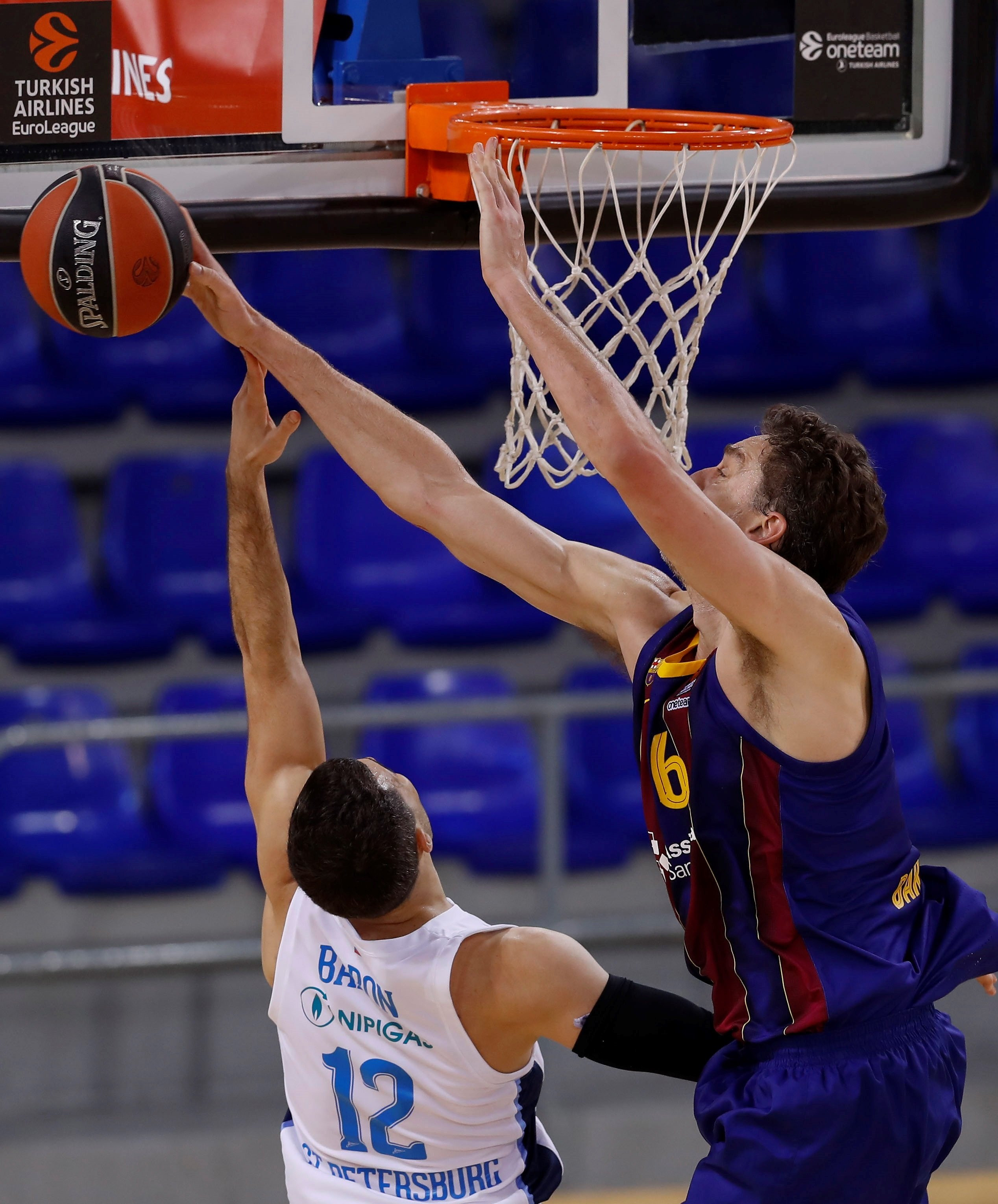 Pau Gasol bloquea un lanzamiento de Billy Baron con un tapón espectacular / EFE