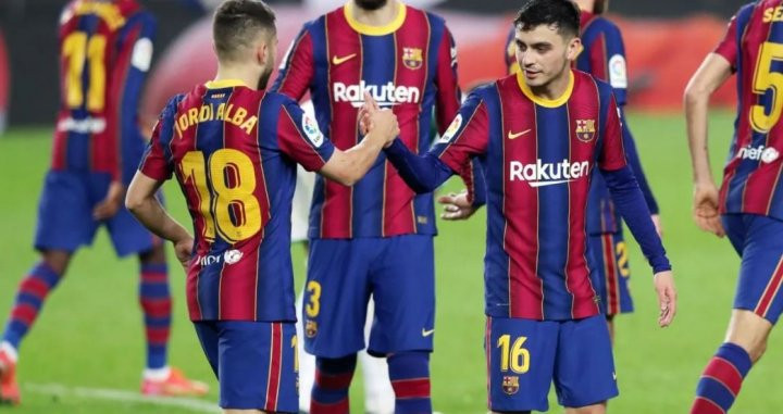 Pedri y Jordi Alba celebrando el gol del lateral izquierdo ante el Elche / FCB