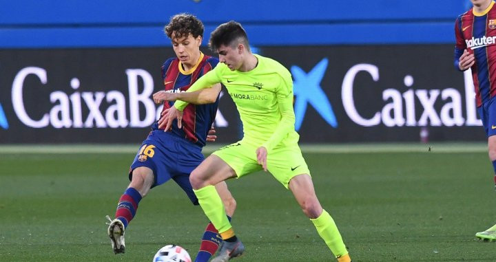 Orellana luchando un balón en el Barça B-Andorra / FC Bacelona