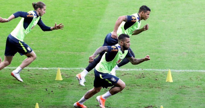 Dani Alves en un entrenamiento con Brasil / EFE