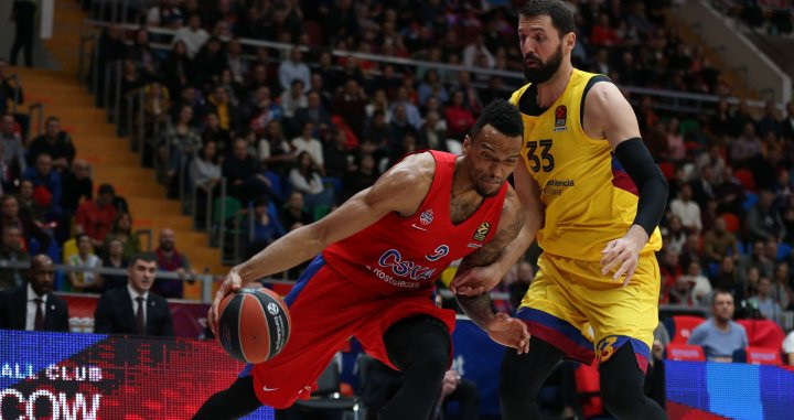 Mirotic, defendiendo a un jugador del CSKA | FCB