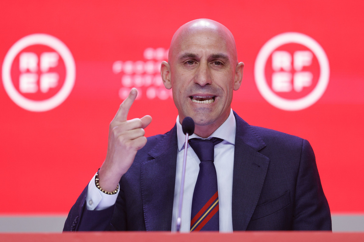 Luis Rubiales explota ante los medios de comunicación por las filtraciones / EFE