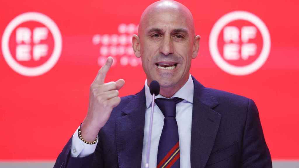 Luis Rubiales explota ante los medios de comunicación por las filtraciones / EFE