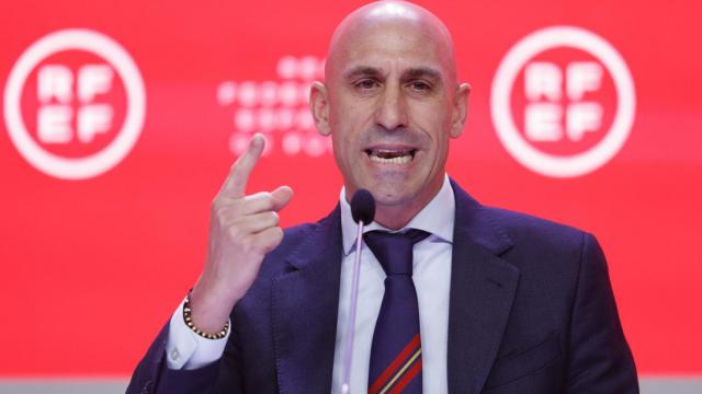 Luis Rubiales explota ante los medios de comunicación por las filtraciones / EFE