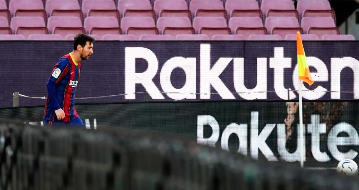 Leo Messi junto al panel publicitario de Rakuten en el Camp Nou / FCB