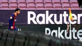 Leo Messi junto al panel publicitario de Rakuten en el Camp Nou / FCB