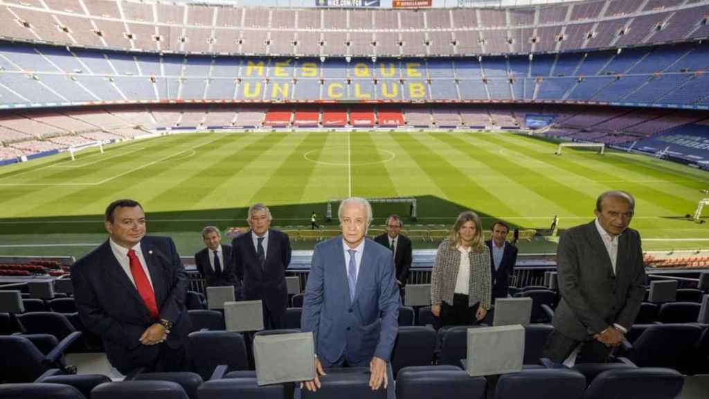 Carles Tusquets, junto a los miembros de la Comisión Gestora del Barça | FCB