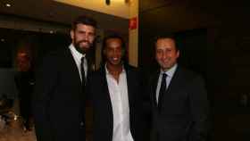 Arturo Canales con Piqué y Ronaldinho / REDES