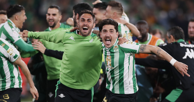 La euforia de Héctor Bellerín (derecha), canterano del Barça, tras ganar la Copa del Rey con el Real Betis / EFE