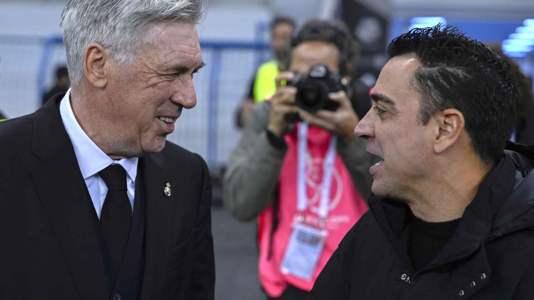 Carlo Ancelotti y Xavi Hernández se saludan antes del clásico Madrid-Barça de la Supercopa de Arabia