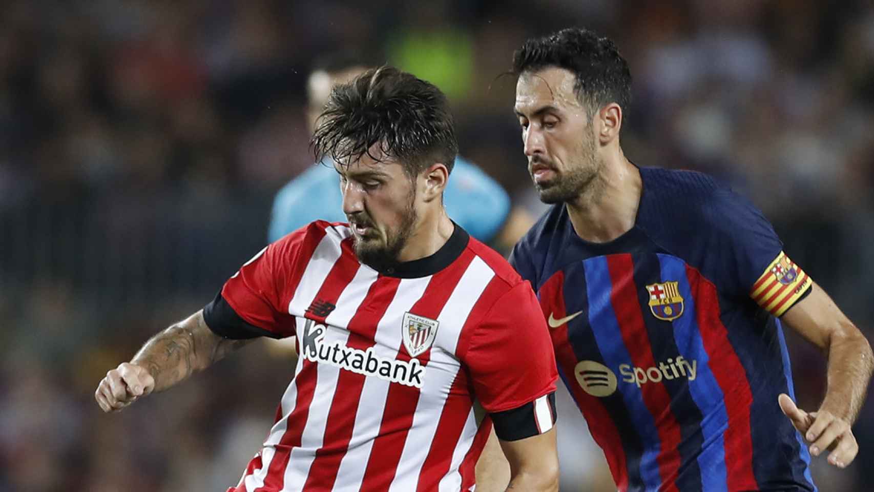 Busquets, disputando el balón contra Unai Vencedor, en la goleada del Barça / EFE