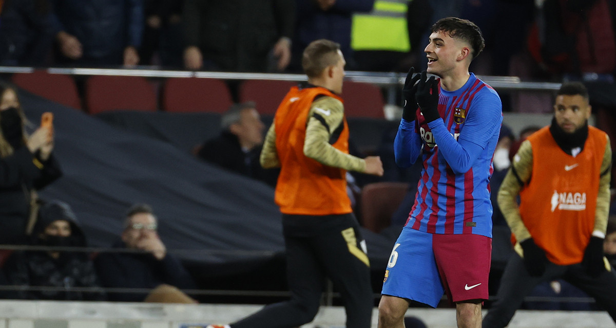 Pedri, celebrando su golazo contra el Sevilla, ante las gradas del Camp Nou / EFE