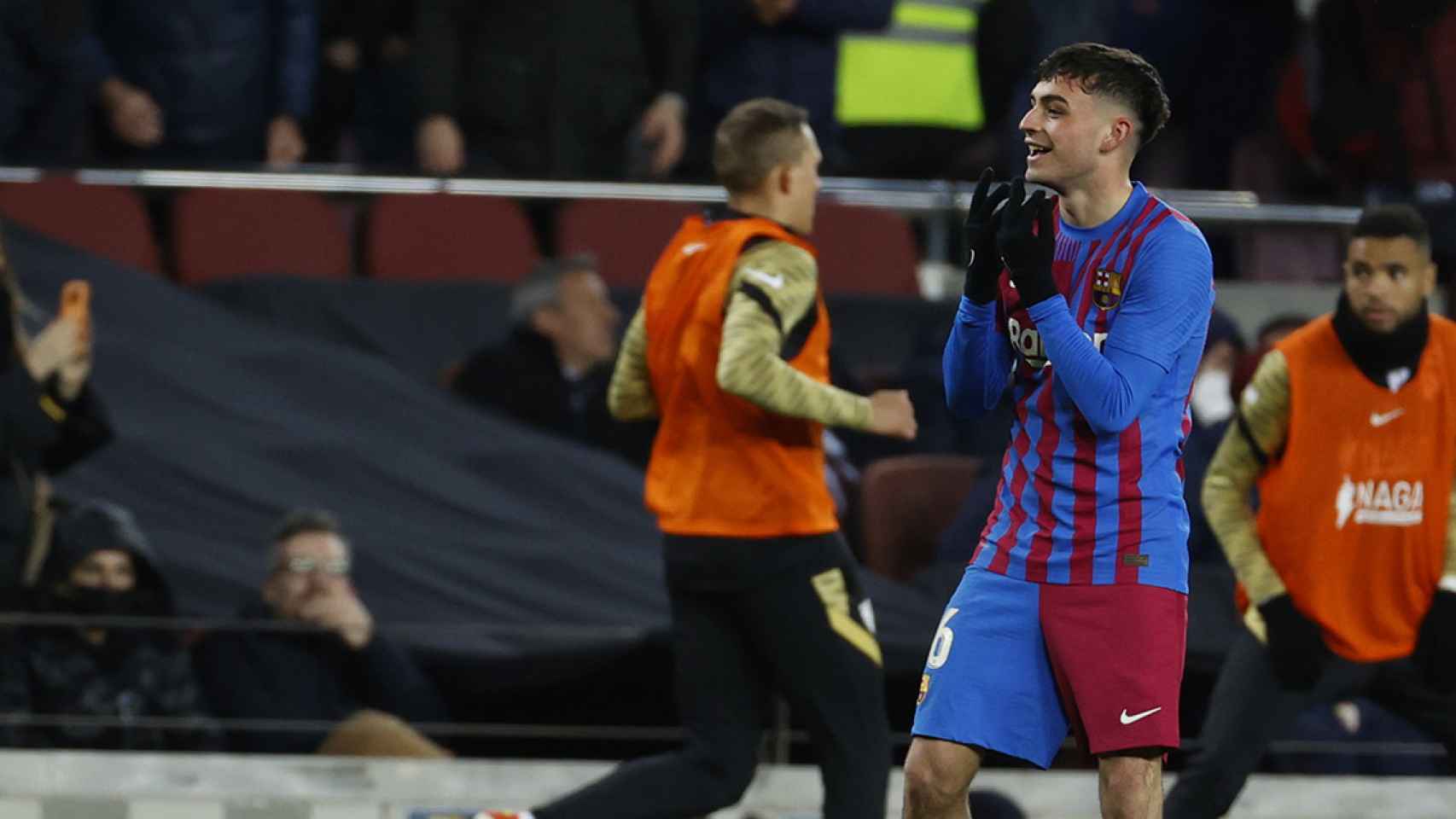 Pedri, celebrando su golazo contra el Sevilla, ante las gradas del Camp Nou / EFE