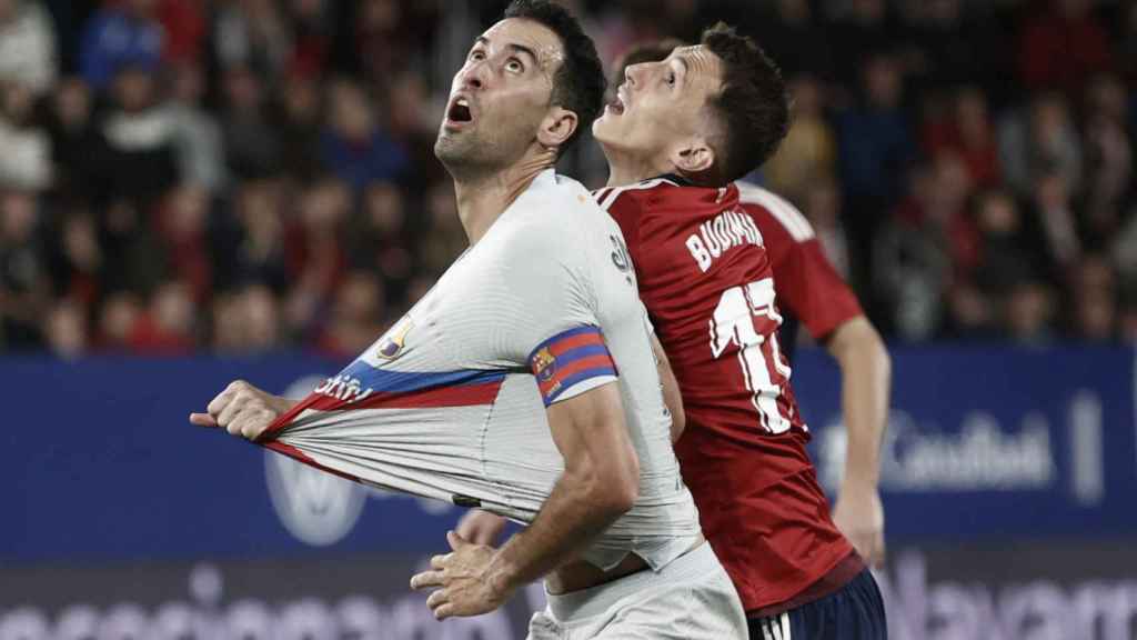 Sergio Busquets, luchando por un balón con Ante Budimir / EFE