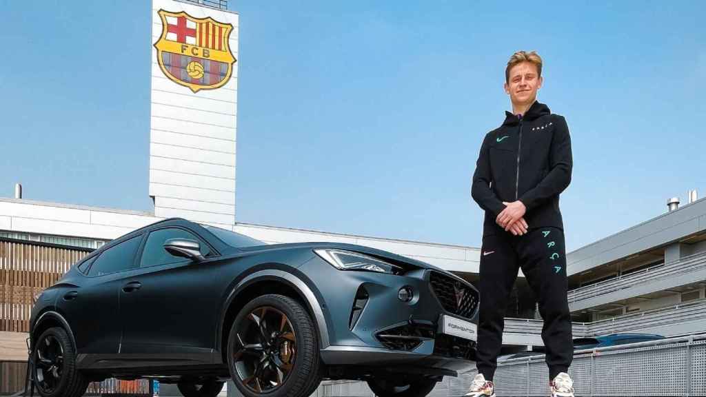 Frenkie de Jong posa al lado de un Cupra en la Ciutat Esportiva Joan Gamper / FCB