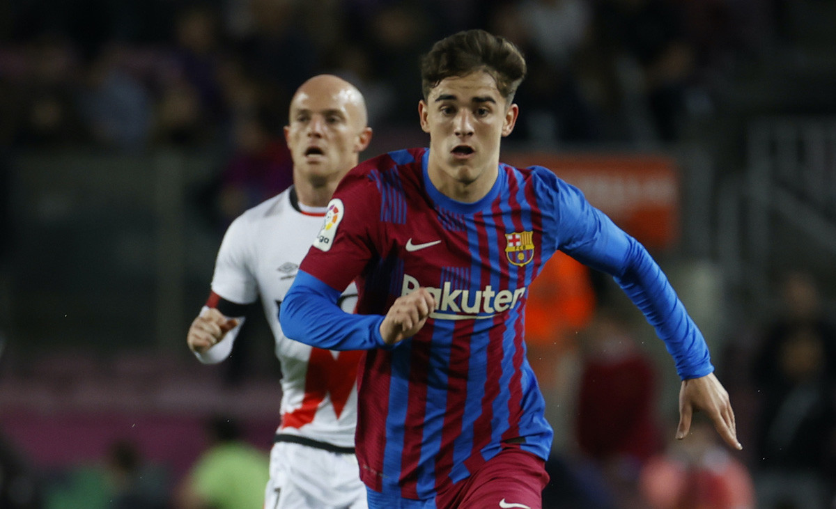 Gavi, durante el partido contra el Rayo Vallecano en el Camp Nou / EFE