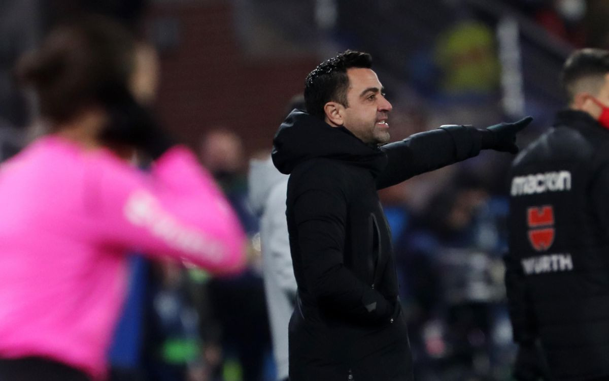 Xavi da instrucciones a los jugadores del Barça en Vitoria / FCB