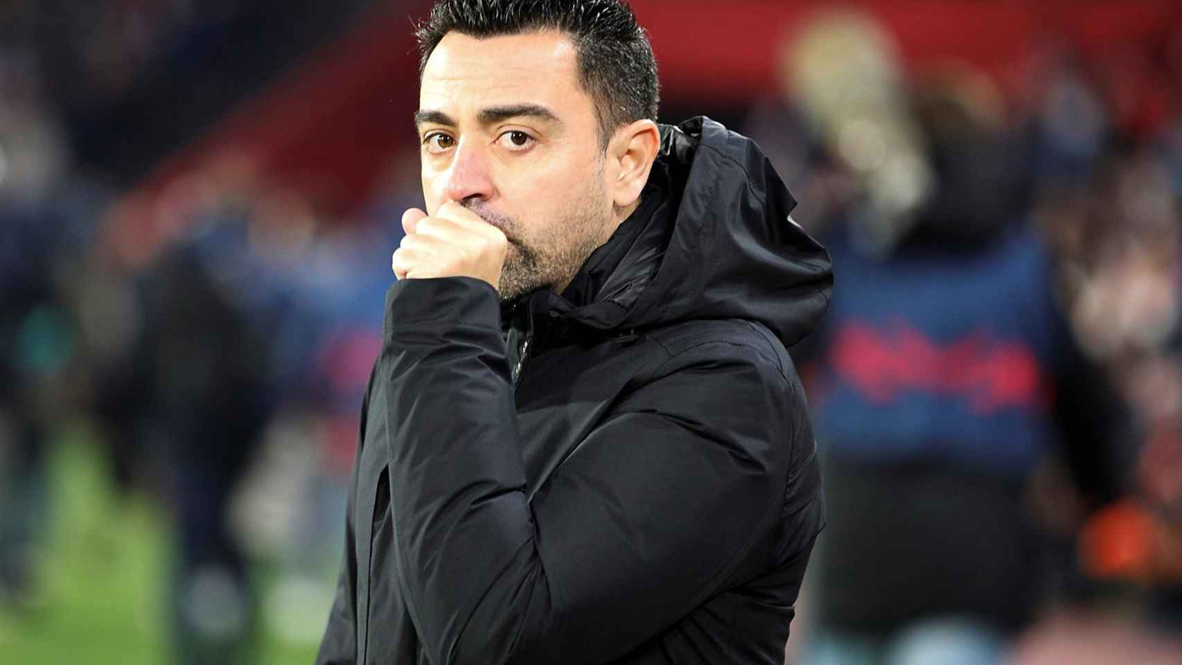 Xavi, preocupado, durante el partido que el Barça disputó en Granada / EFE