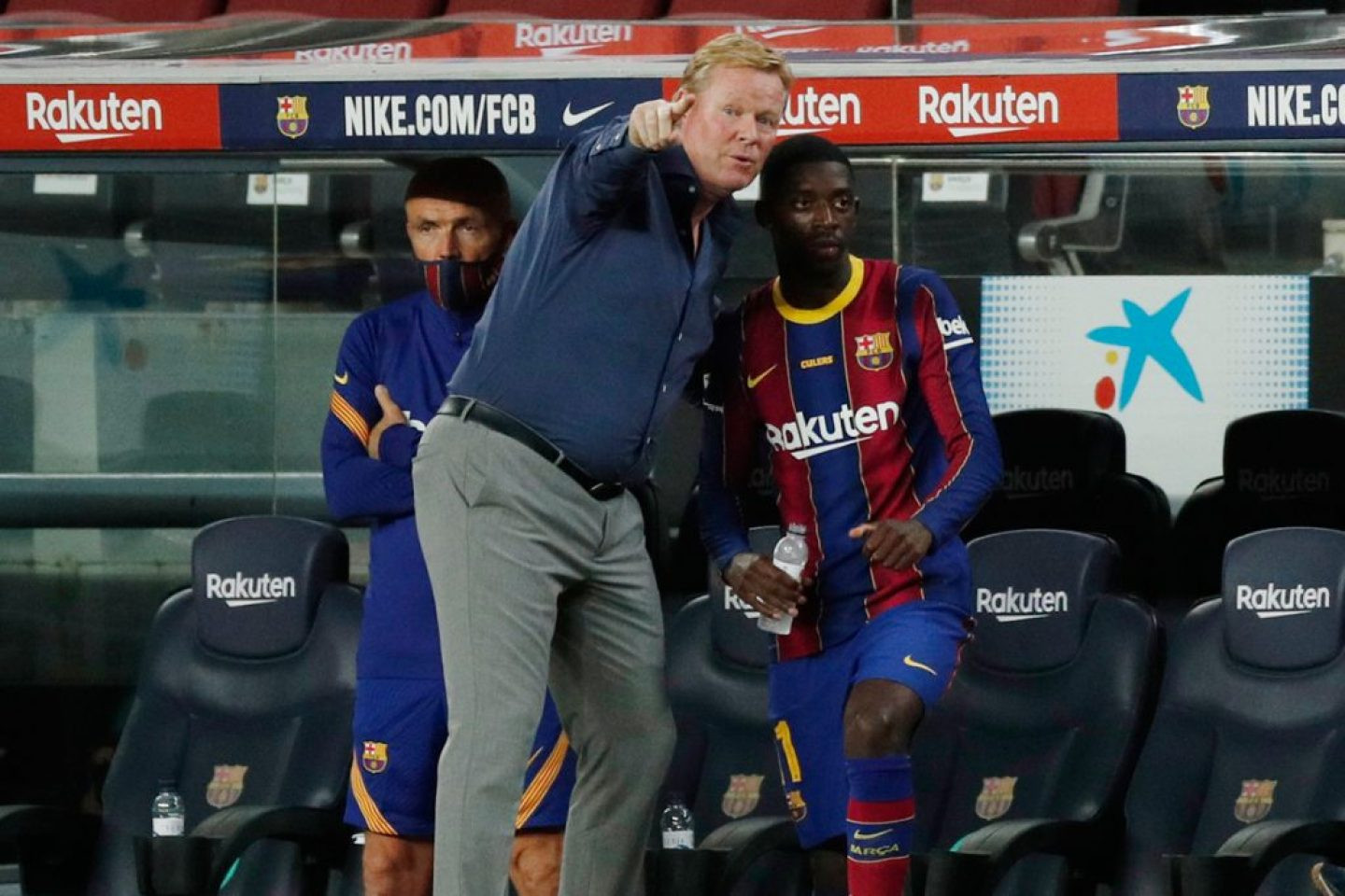 Koeman, conversando con un suplente Dembelé | EFE