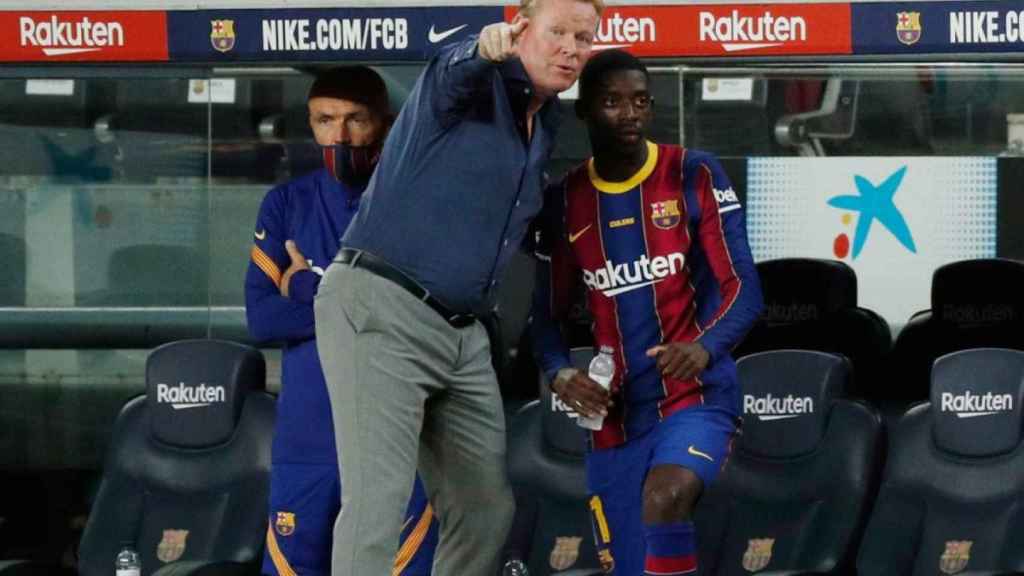 Koeman, conversando con un suplente Dembelé | EFE