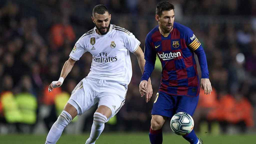 Leo Messi disputando un balón a Karim Benzema en un Barça-Madrid | EFE