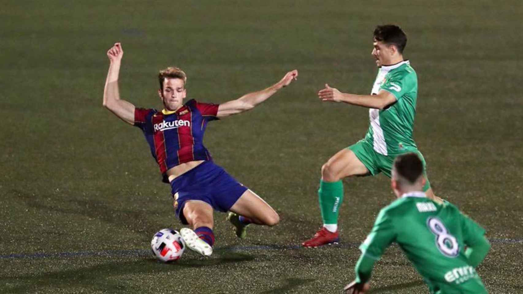 Arnau Comas en una acción defensiva ante la UE Cornellá / FC Barcelona