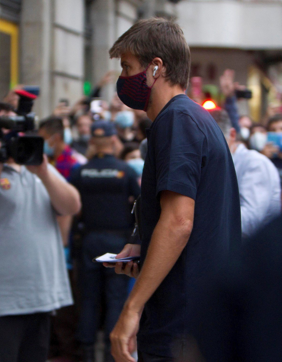 Gerard Piqué en la llegada del Barça a Vigo / EFE