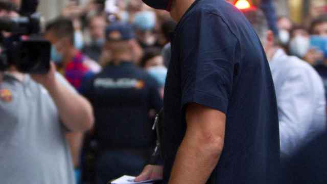 Gerard Piqué en la llegada del Barça a Vigo / EFE