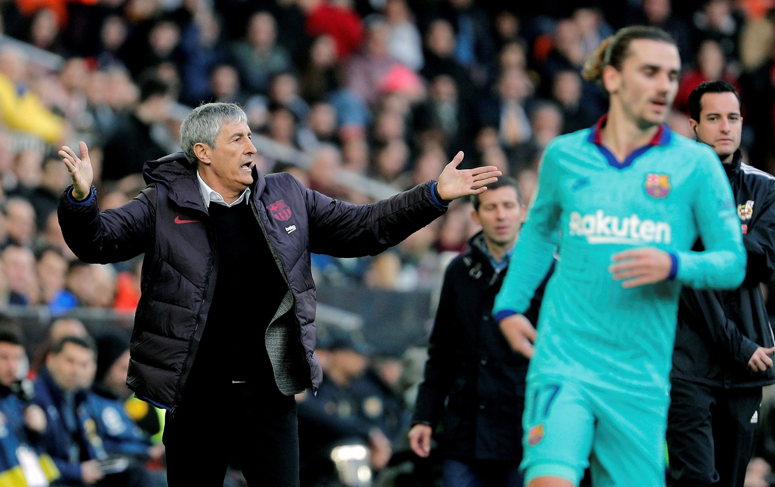 Setién dirigiendo el equipo en Mestalla con Griezmann de fondo / EFE