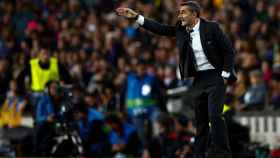 Ernesto Valverde da órdenes durante el Barça Liverpool / EFE