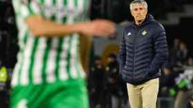 Quique Setién en la banda durante un partido del Real Betis / EFE