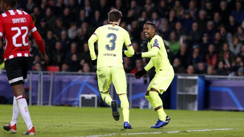 Piqué celebra su gol contra el PSV Eindhoven junto a Malcom / FCB