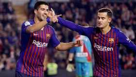 El delantero uruguayo del FC Barcelona Luis Suárez (i) celebra con Coutinho tras marcar un gol / EFE