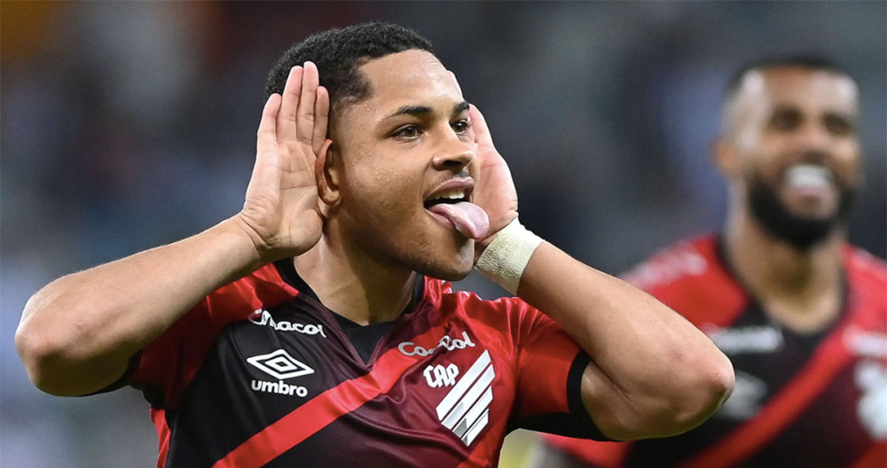 Vitor Roque, celebrando un gol marcado con el Atlético Paranaense