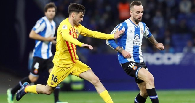 Sergi Darder, conduciendo el balón mientras Pedri le defiende / EFE