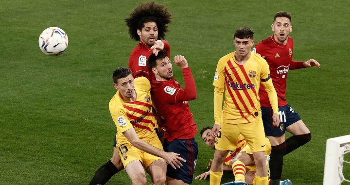 Pedri González y Clément Lenglet ante el Osasuna / EFE