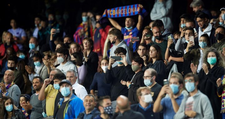 Los aficionados del Barça celebran un gol del equipo ante el Valencia / EFE