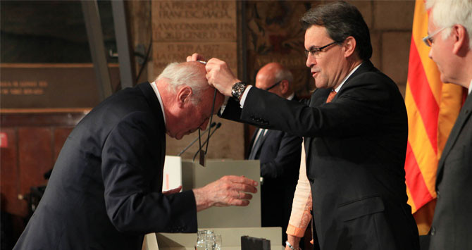 Andreu Gispert Llavet, al recibir la Cruz de San Jorge de mano de Artur Mas en 2013 / CG