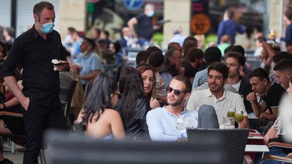 Aglomeración de personas en una terraza durante la desescalada después de semanas de reclusión tras la pandemia / EP