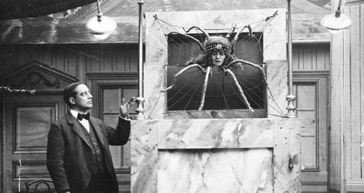 Emmy Hennings, como mujer araña en 1915 en el cabaret Max Ensemble. SCHWEIZERISCHEN NATIONALBIBLIOTEK