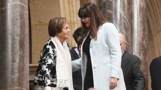 Núria de Gispert (i), expresidenta del Parlament, con Laura Borràs (d), que también ha ocupado este cargo / JUNTS