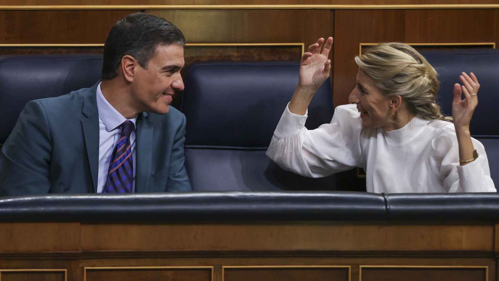 El presidente del Gobierno, Pedro Sánchez (i), junto a la vicepresidenta segunda del Gobierno y ministra de Trabajo y Economía Social, Yolanda Díaz (d), durante la aprobación de los Presupuestos en el Congreso / EFE - Kiko Huesca