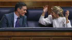 El presidente del Gobierno, Pedro Sánchez (i), junto a la vicepresidenta segunda del Gobierno y ministra de Trabajo y Economía Social, Yolanda Díaz (d), durante la aprobación de los Presupuestos en el Congreso / EFE - Kiko Huesca