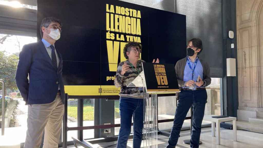 El vicepresidente y consejero de Políticas Digitales, Jordi Puigneró (i), durante la presentación del proyecto AINA / GENCAT