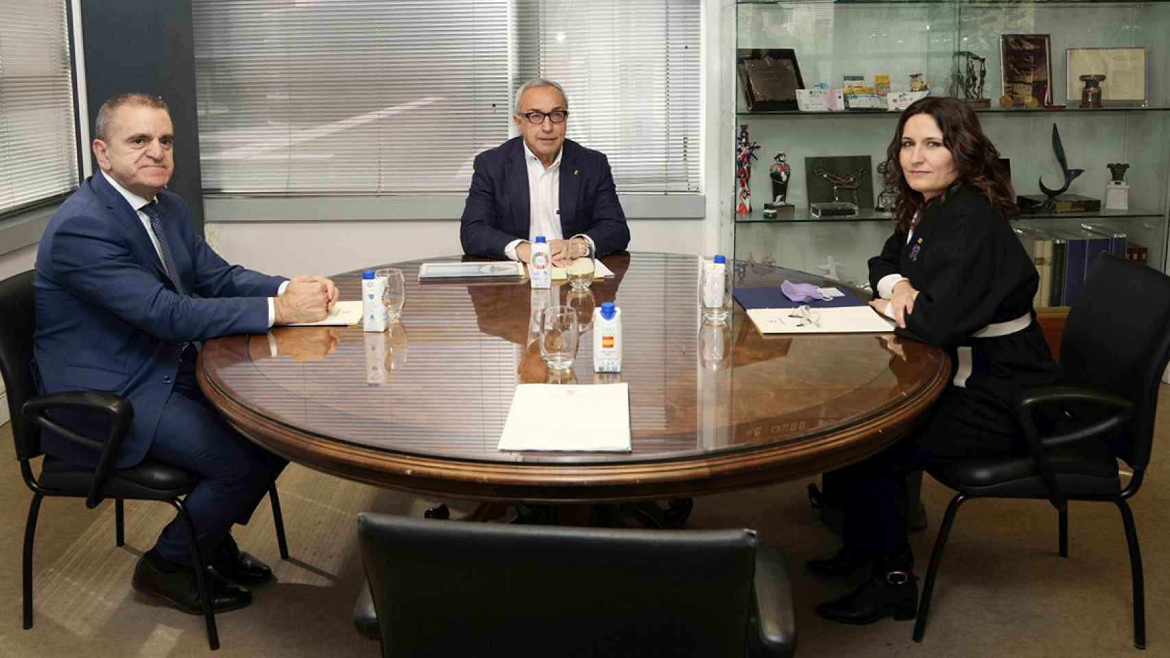 El presidente del COE, Alejandro Blanco, el secretario de Estado de Deporte en representación del Gobierno, José Manuel Franco, y la consejera de Presidencia en nombre de la Generalitat, Laura Vilagrà (ERC), durante la firma de la candidatura de los JJOO