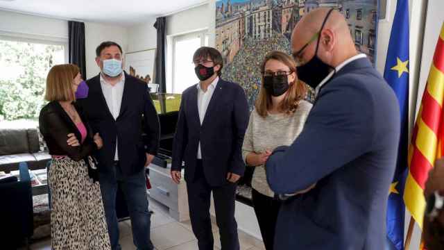 Carme Forcadell, Oriol Junqueras, Carles Puigdemont, Meritxell Serret y Raül Romeva, dentro del chalet de Puigdemont en Waterloo / EFE