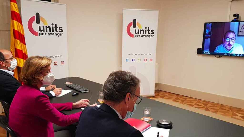 Oriol Molins (d), Helena Isábal (C) y Julio Molinario (D), todos ellos dirigentes del Consejo Nacional de Units per Avançar, escuchan a Ramon Espadaler, secretari general / CG