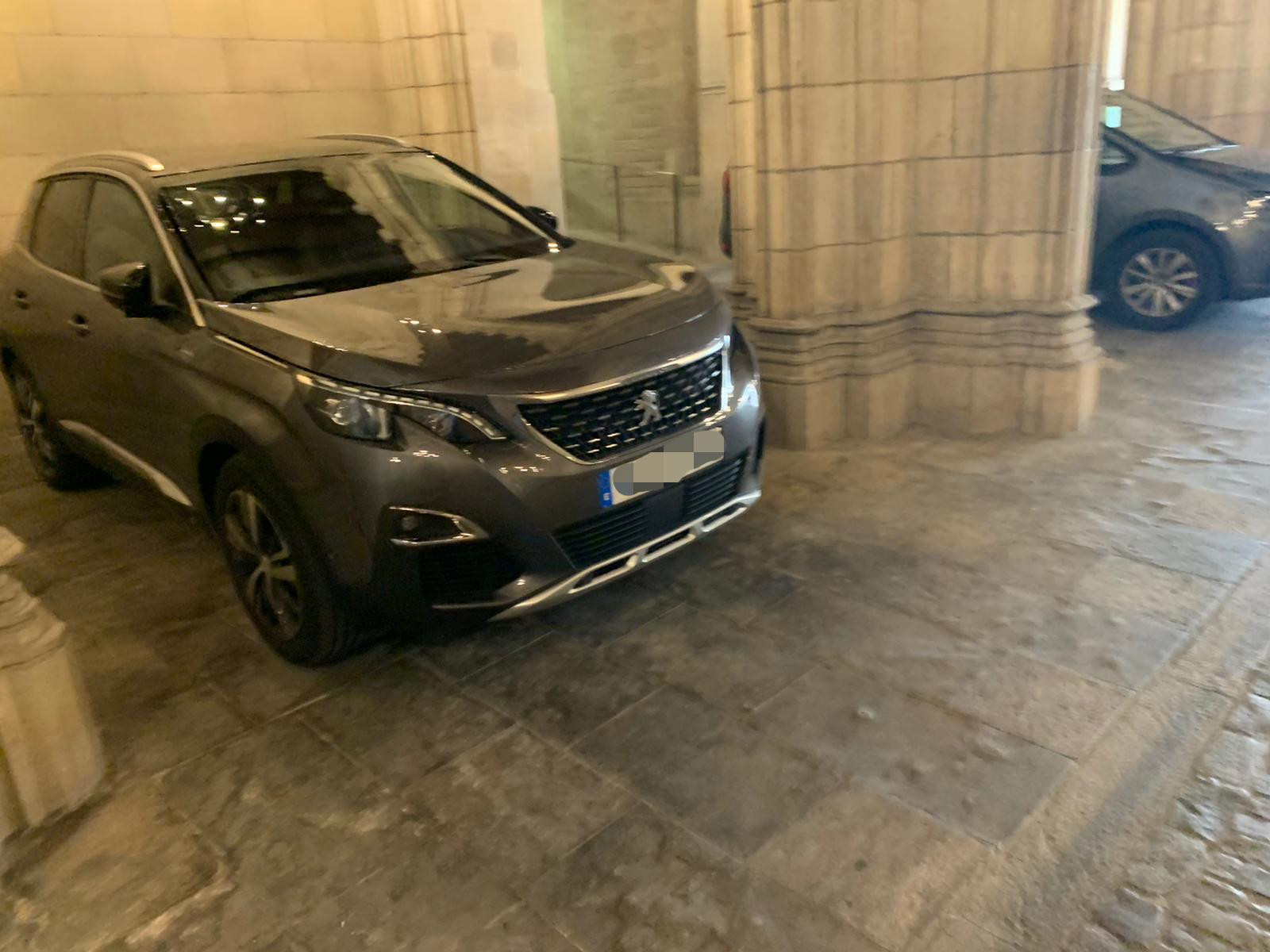 El nuevo coche oficial de Ada Colau en Barcelona, comprado en plena crisis / CG